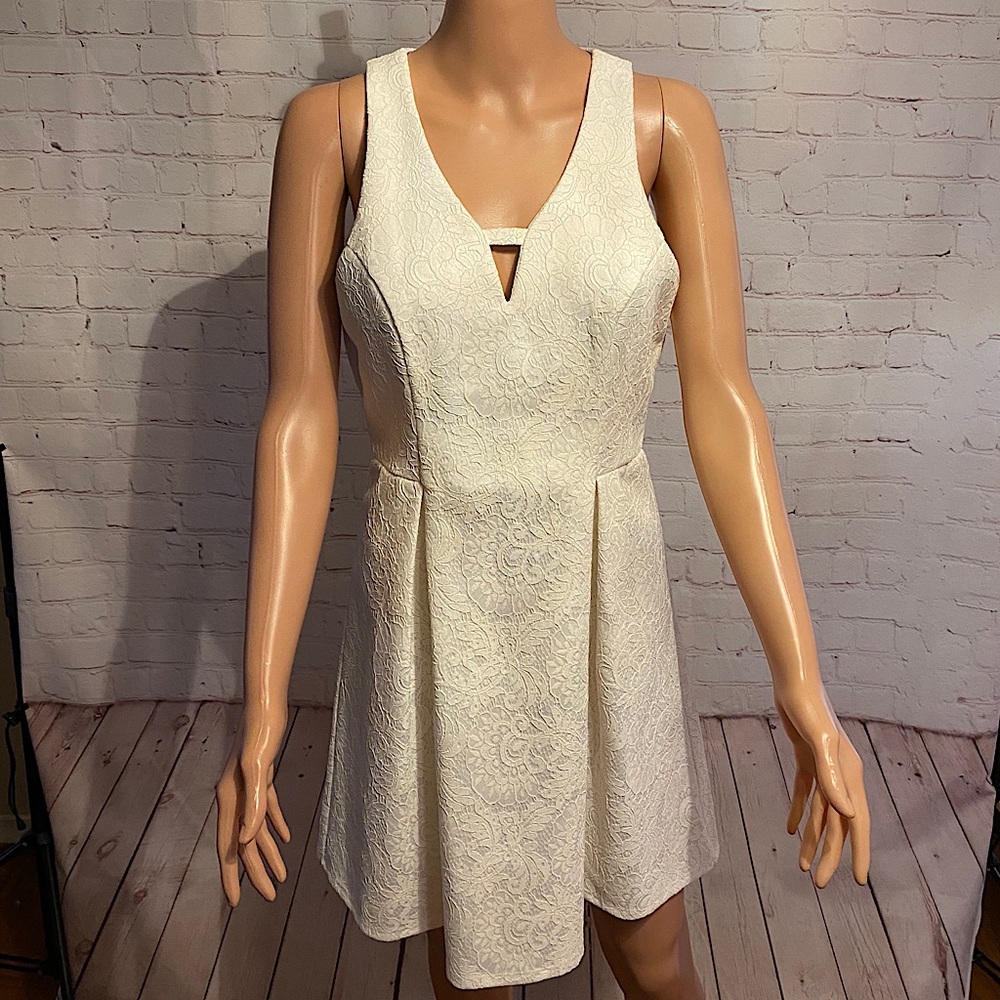 Francesca’s white lace pattern adorable dress size medium